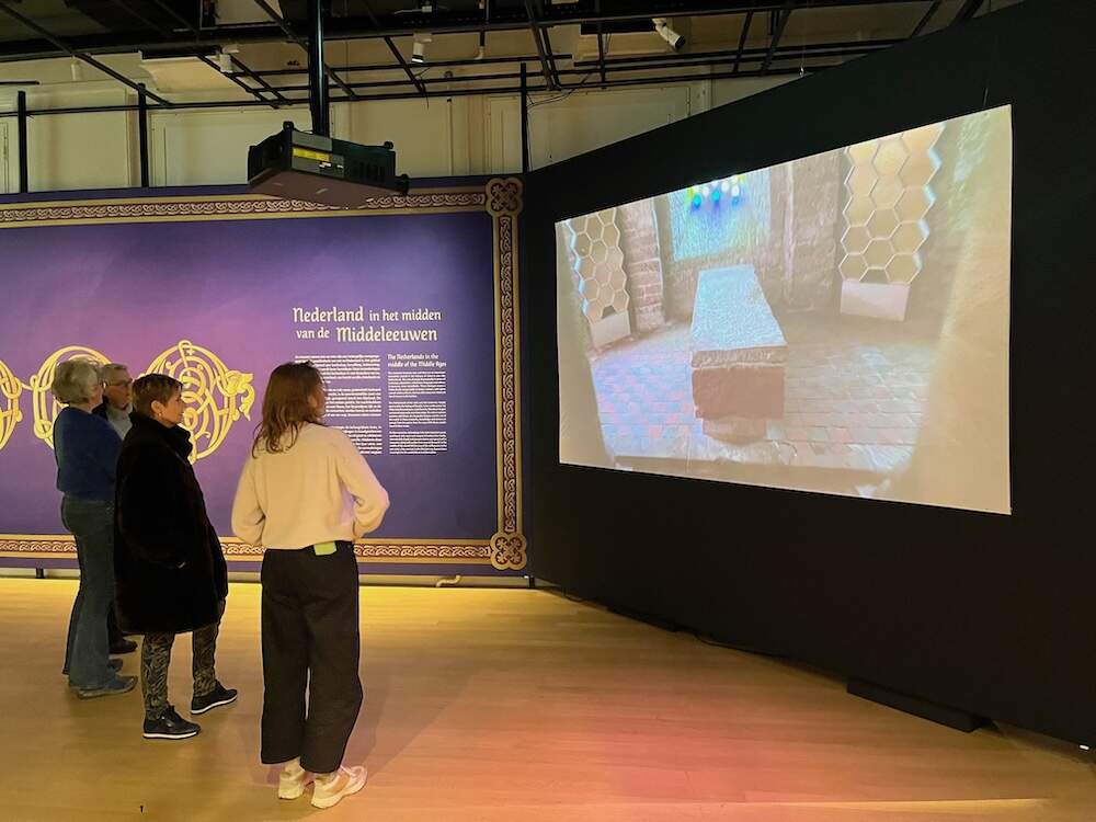 Entree met film over het jaar 1000 hier met inkijk in de Utrechtse Pieterskerk