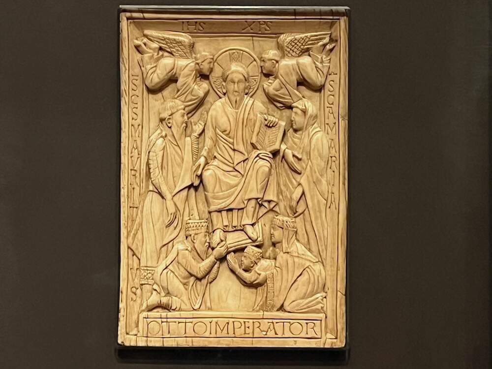 Ivoren tafel met keizerlijk familieportret van keizer Otto uit 983