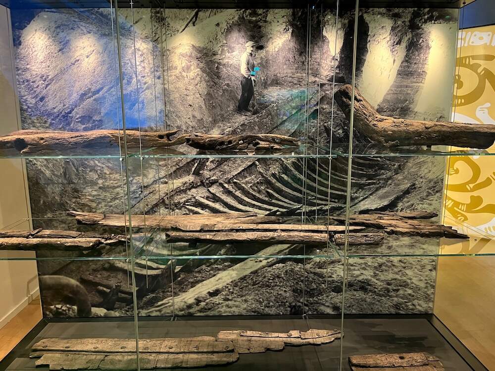 Scheepshout met op de achtergrond het Utrechts schip gevonden in 1930 Centraal Museum