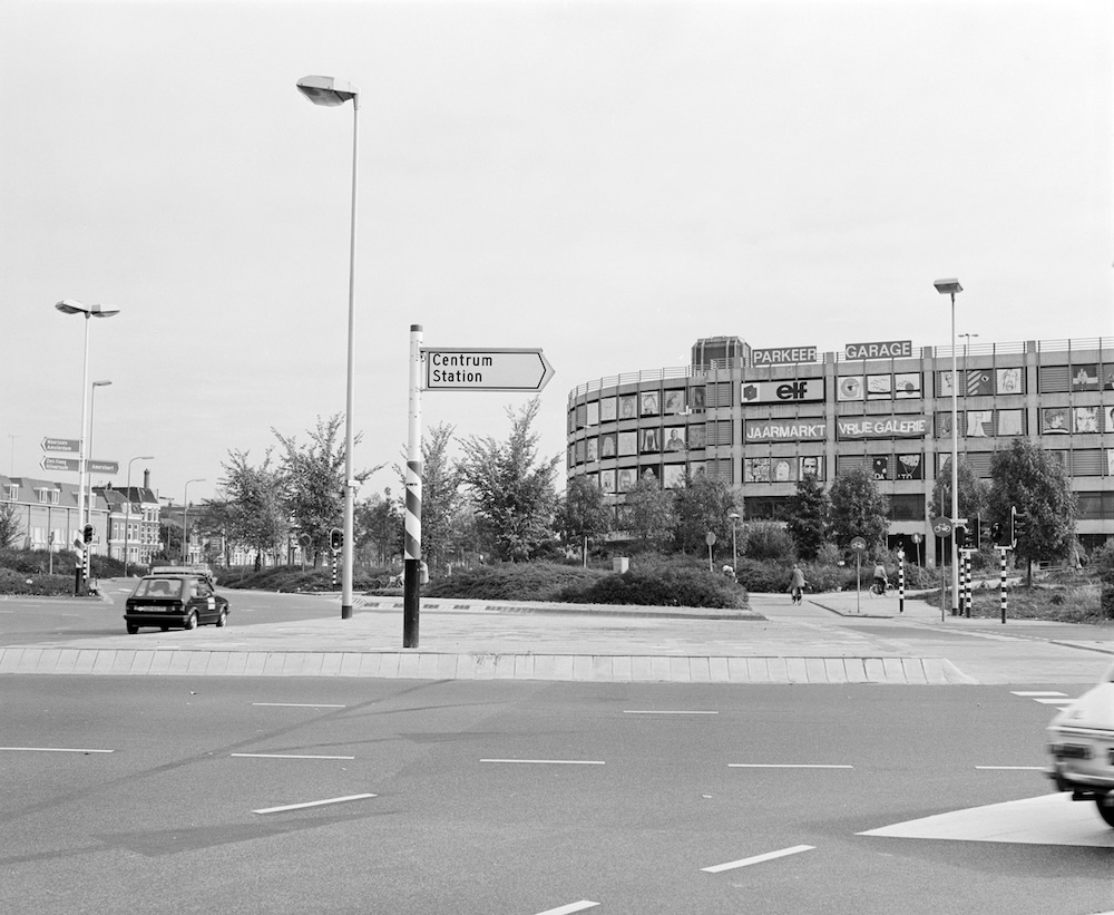 Blik op Parkeergarage Paardenveld locatie van de Vrije Vloer