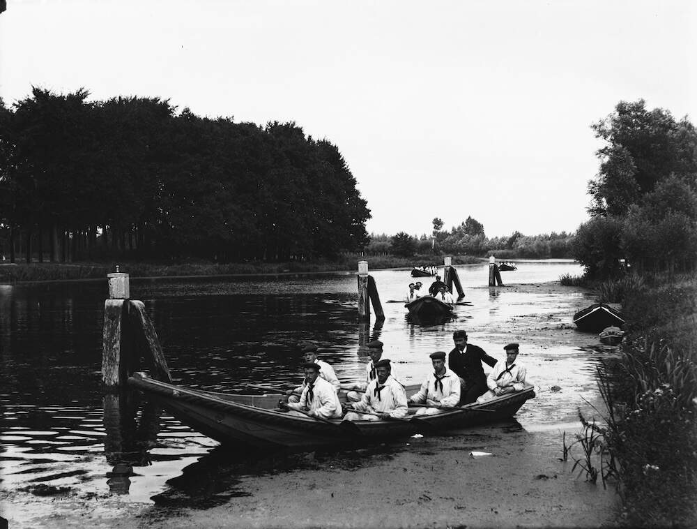 Nieuwersluis Instructieroeien Koninklijke Marine op de Vecht 1894