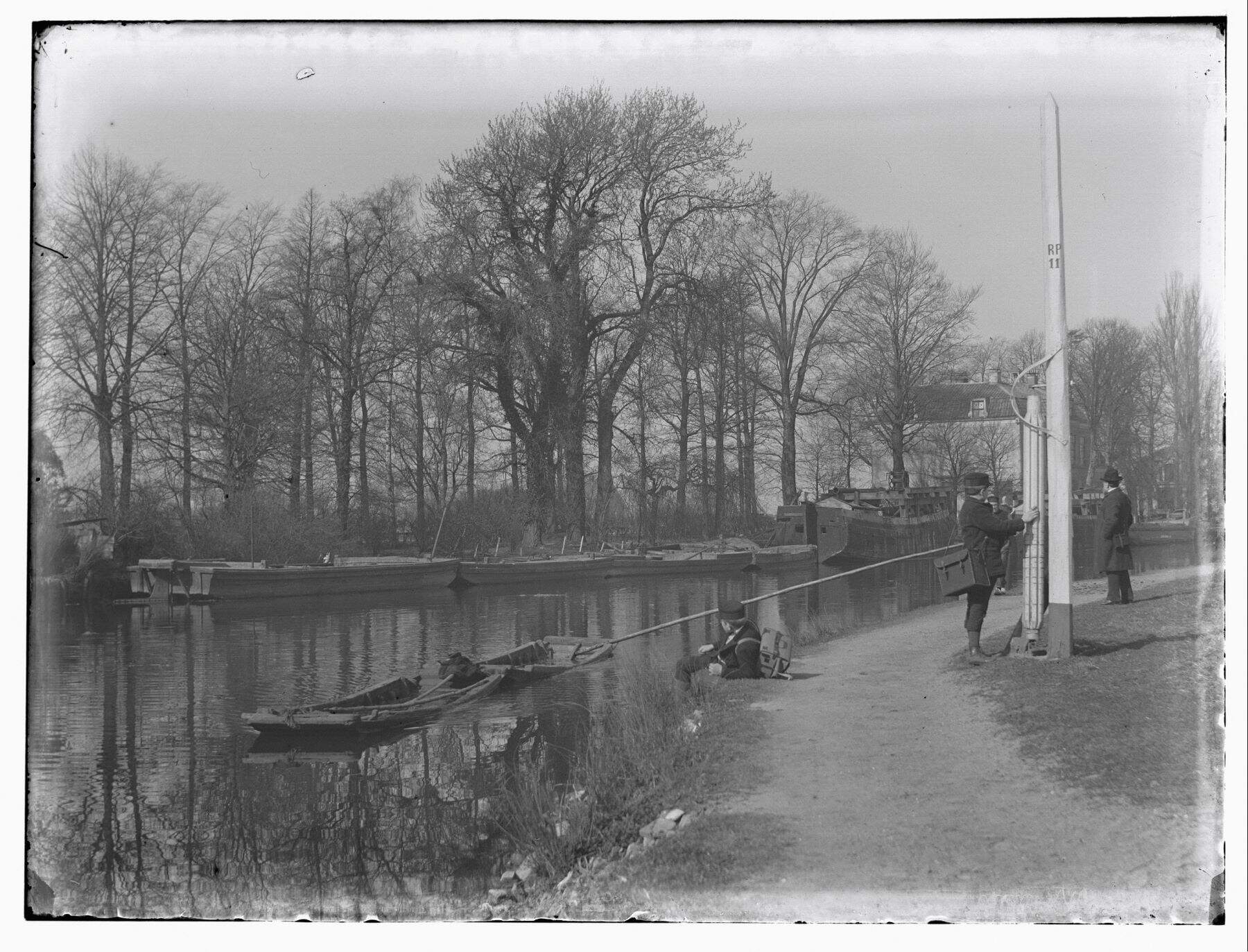 Jongens Olie langs de Vecht bij rolpaal Zuilen 1894 klein