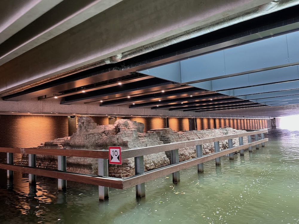 Resten kasteel Vredenburg in de Stadsbuitengracht onder Hoog Catharijne