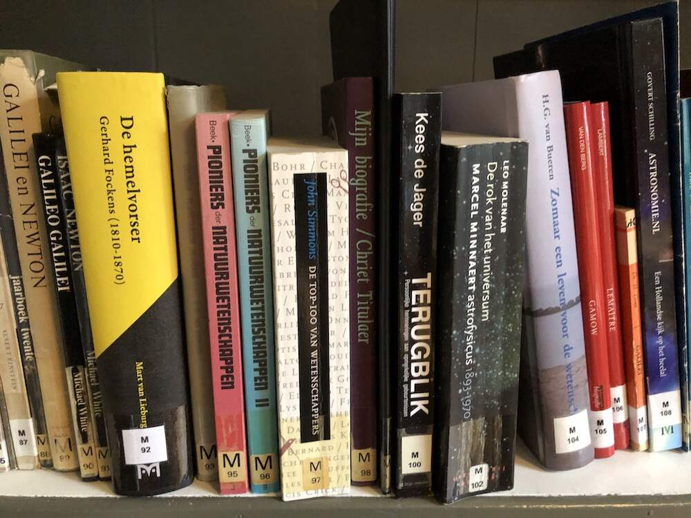 Boeken sterrenkunde met terugblik door Kees de Jager