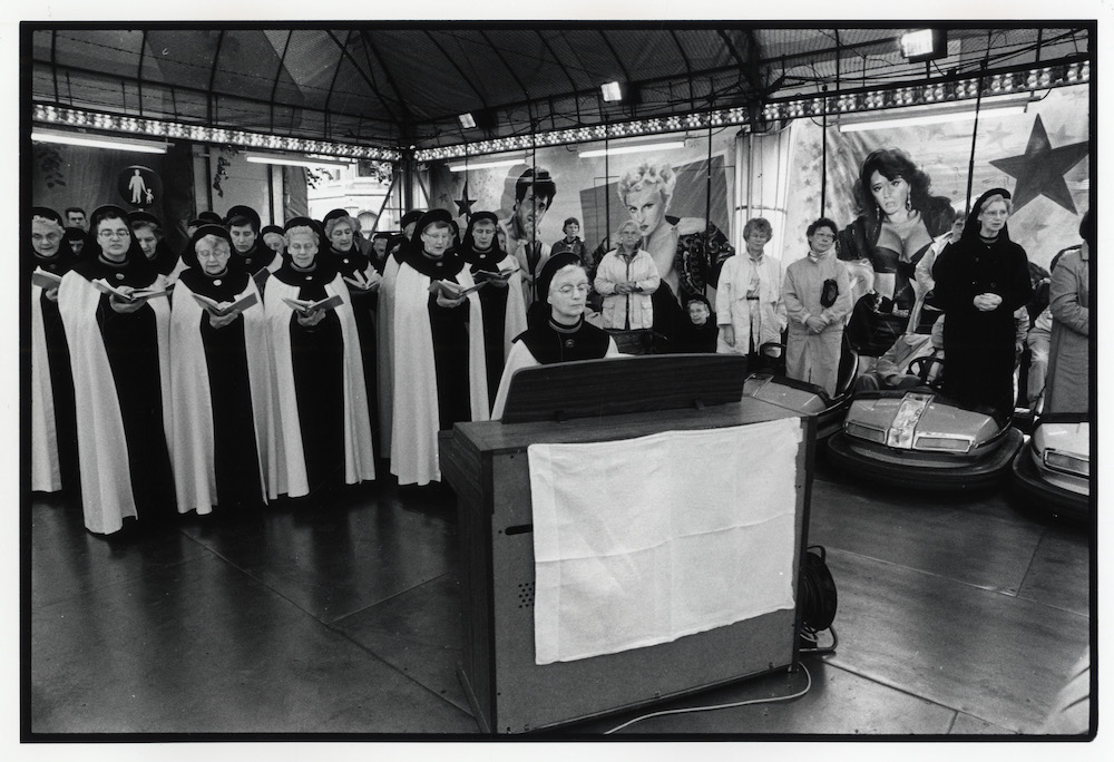 koor van de zusters Augustinessen van St Monica Waterstraat 2 te Utrecht tijdens de Heilige Mis in de botsautootjestent op de Piekenkermis J Lankveld 1988