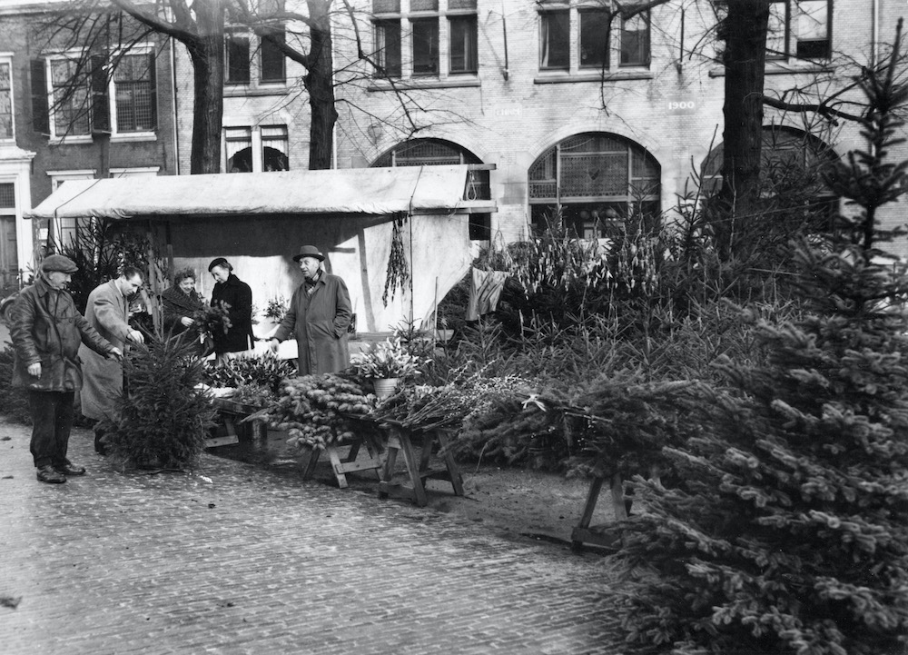 Kerstbomenmarkt op het Janskerkhof jaren 50 FF vd Werff