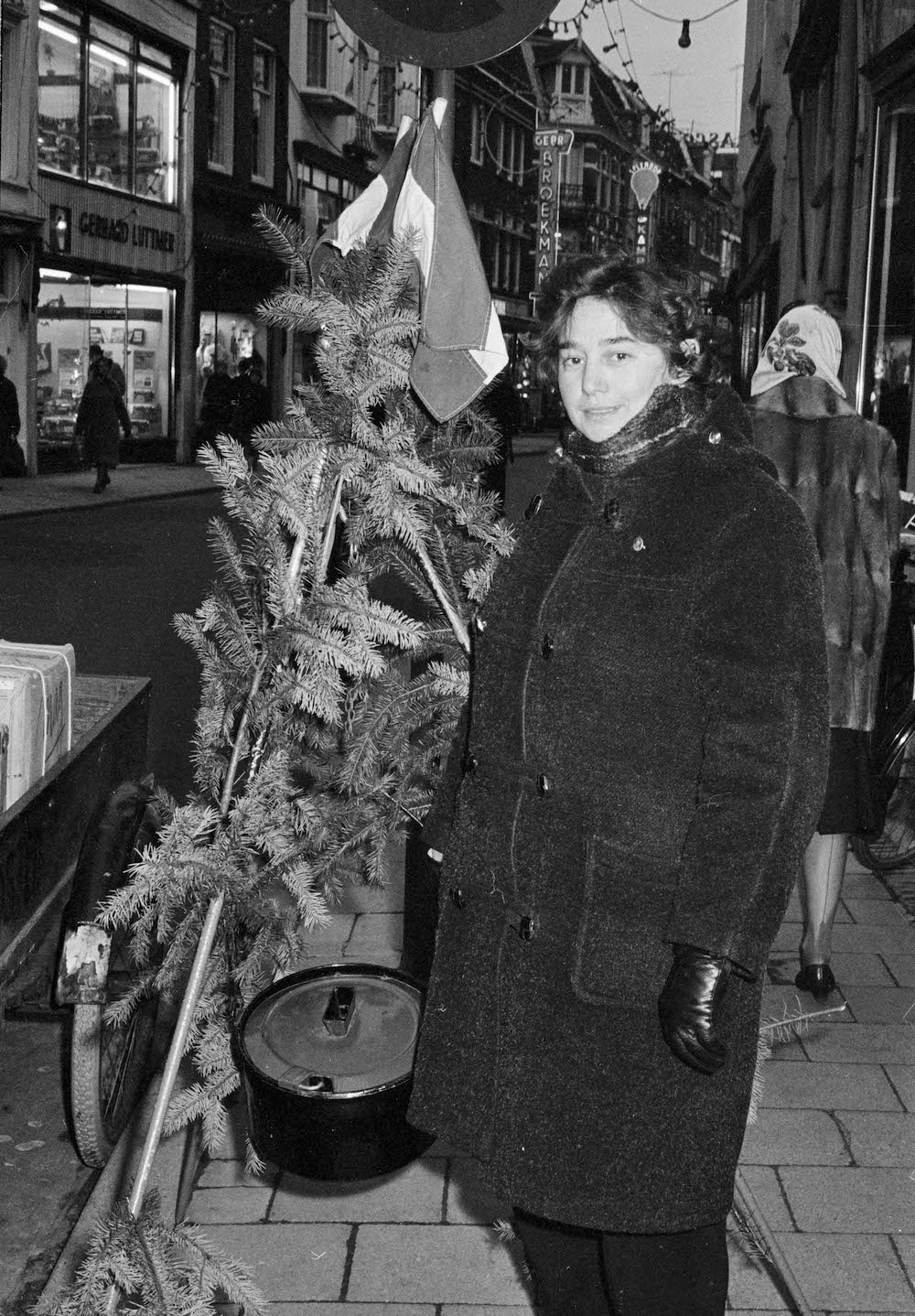 Kerstpot van het Leger des Heils in de Lange Elisabethstraat 1964