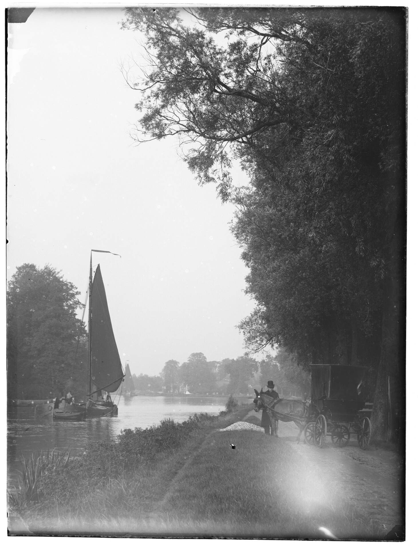 Langs de Vecht met zeilschepen en koets klein