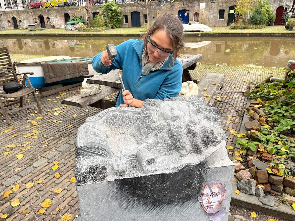 Beeldhouwer Laura Kok aan het werk met de lantaarnconsole voor Anna Maria van Schurman 17 november 2023