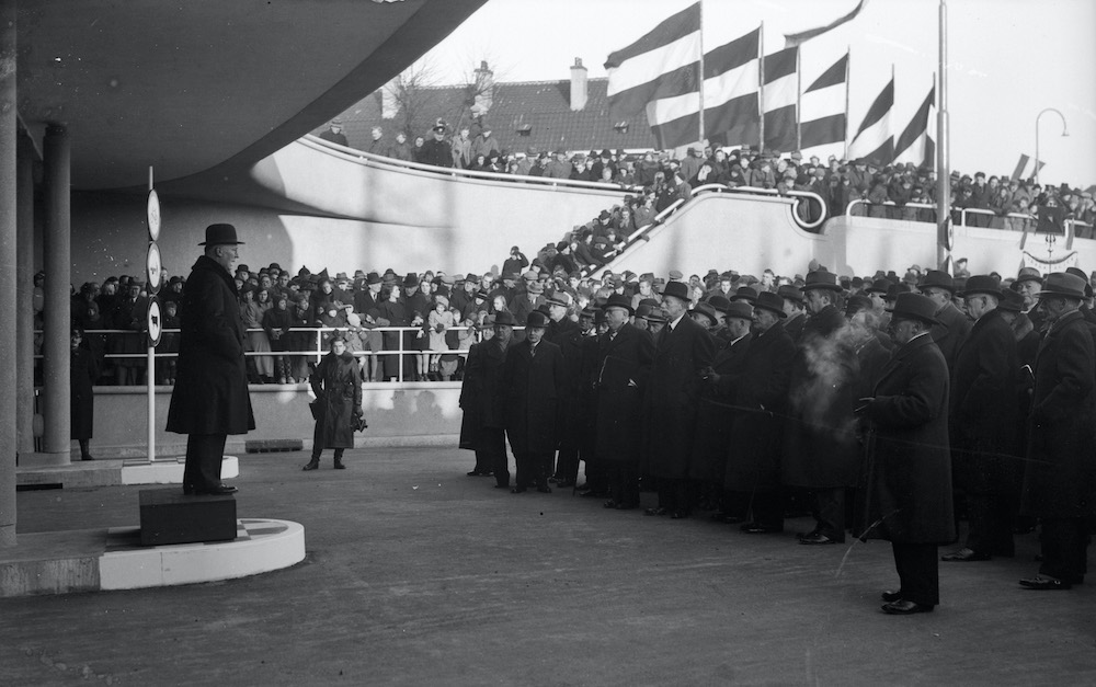 Burgemeester mrdr G A W ter Pelkwijk tijdens de openingsrede voor de Leidseveertunnel Lauwers 1940 HUA