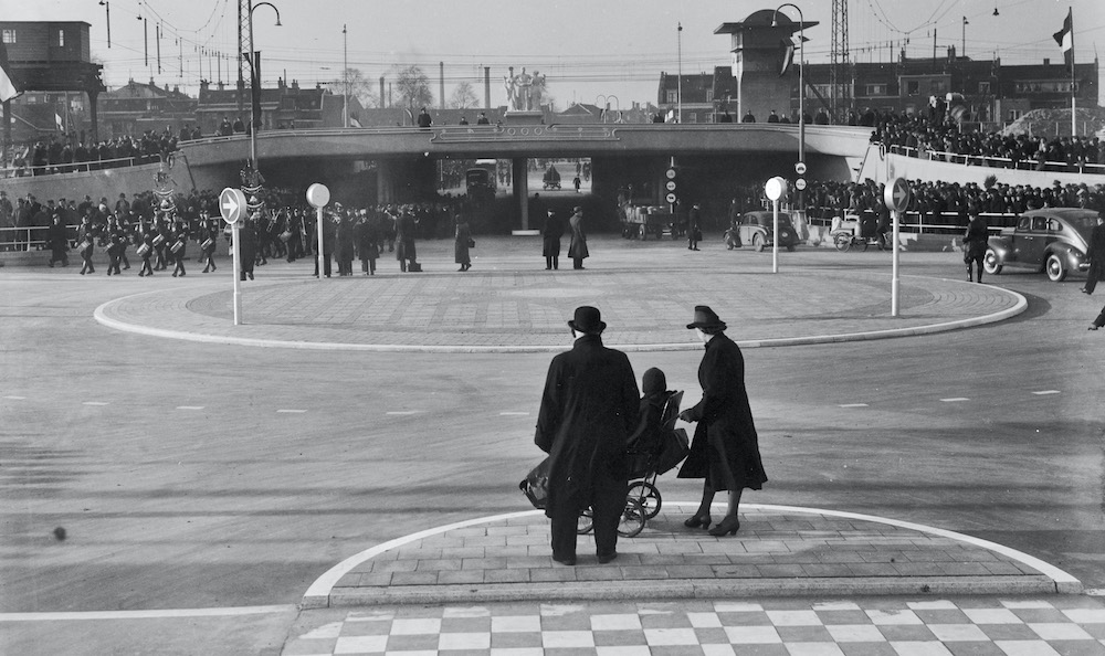 Gezicht op de Leidseveertunnel te Utrecht uit het noordoosten tijdens de officile opening Lauwers 1940 HUA