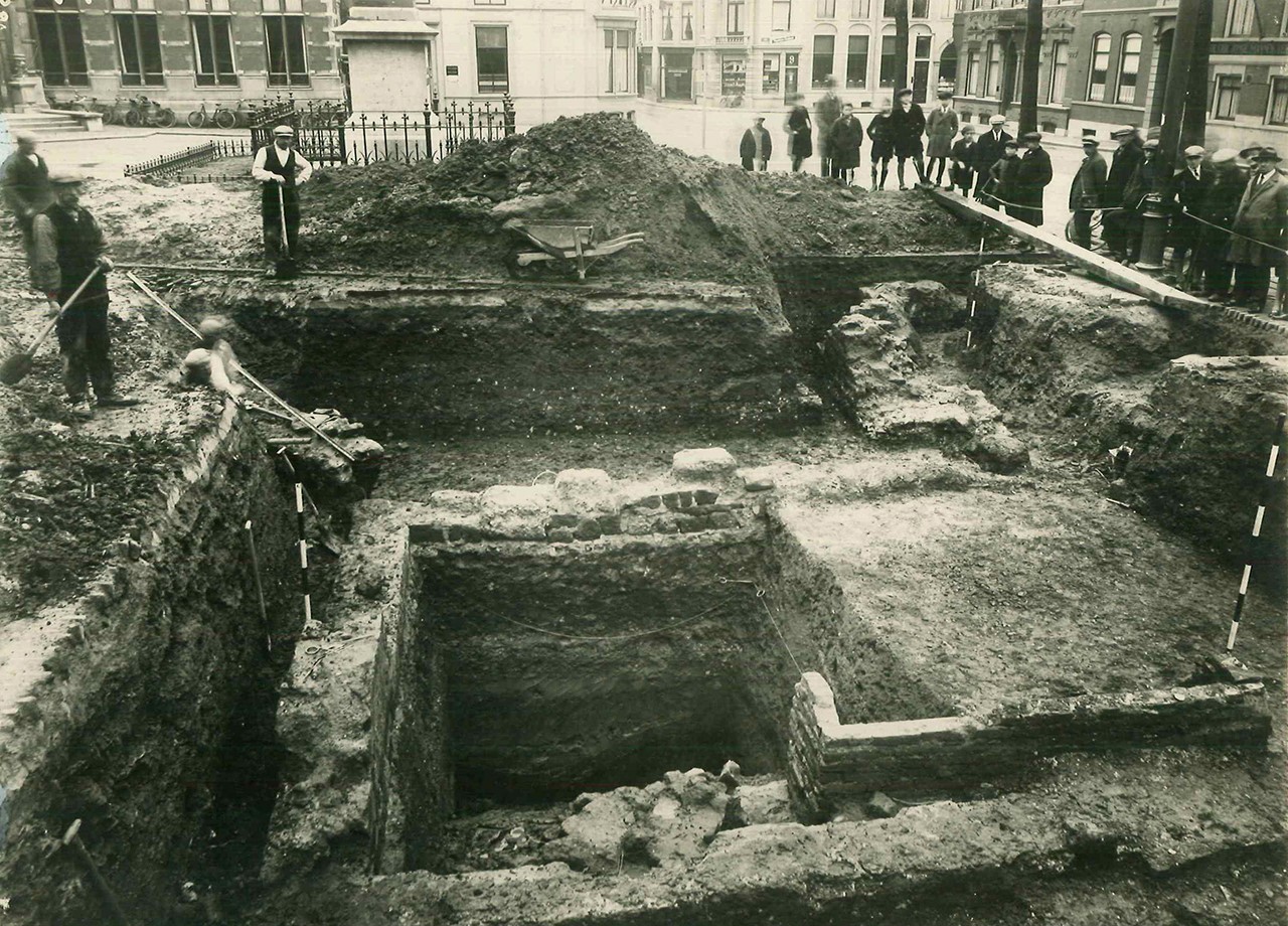 1929 opgraving op Domplein met vondst van Romeinse waterput