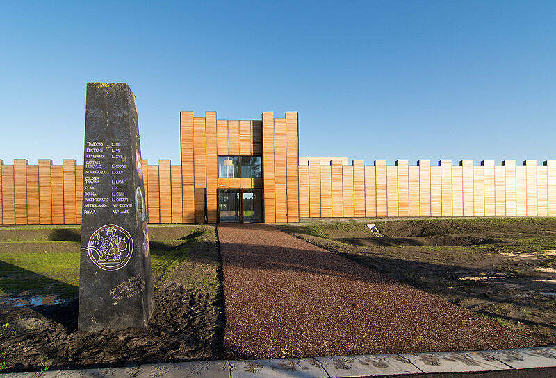 Castellum en museum Hoge Woerd met mijlpaal