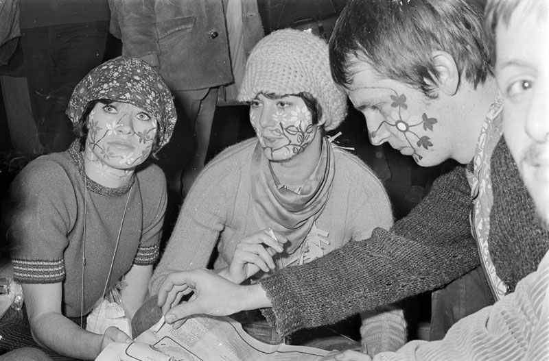 Hippies met beschildering op Lowlands 1967 Andre van der Heuvel