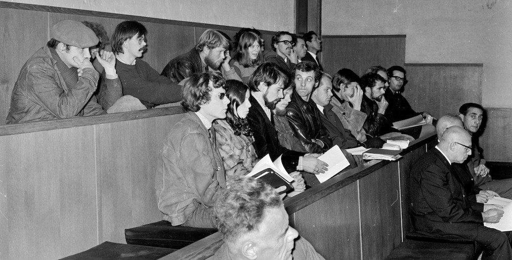 Vertegenwoordigers van jongerengroeperingen in de raadzaal in het gemeentehuis tijdens een debat over subsidieverstrekking aan de manifestatie Flight to Lowland s Paradise Hofland 1967 HUA