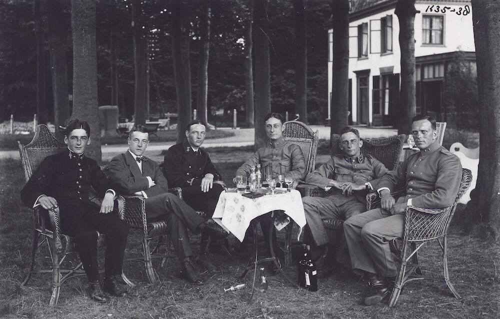 2158 082351 Vliegers LVA rechts Plesman 1917