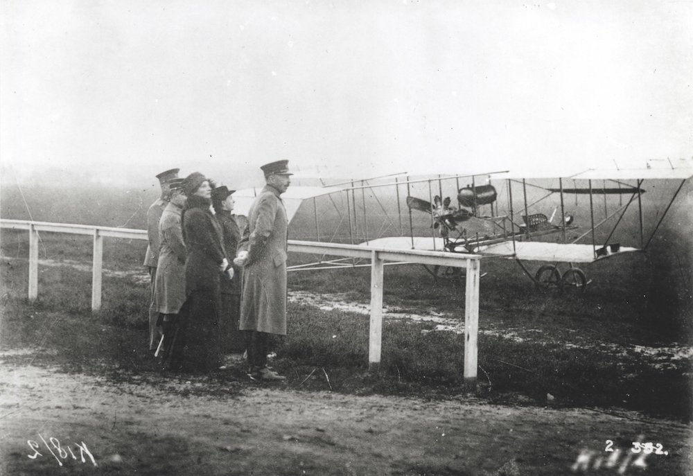 Eerste vliegtuig De Brik met koningin Wilhelmina en commandant Walaardt Sacr 1913