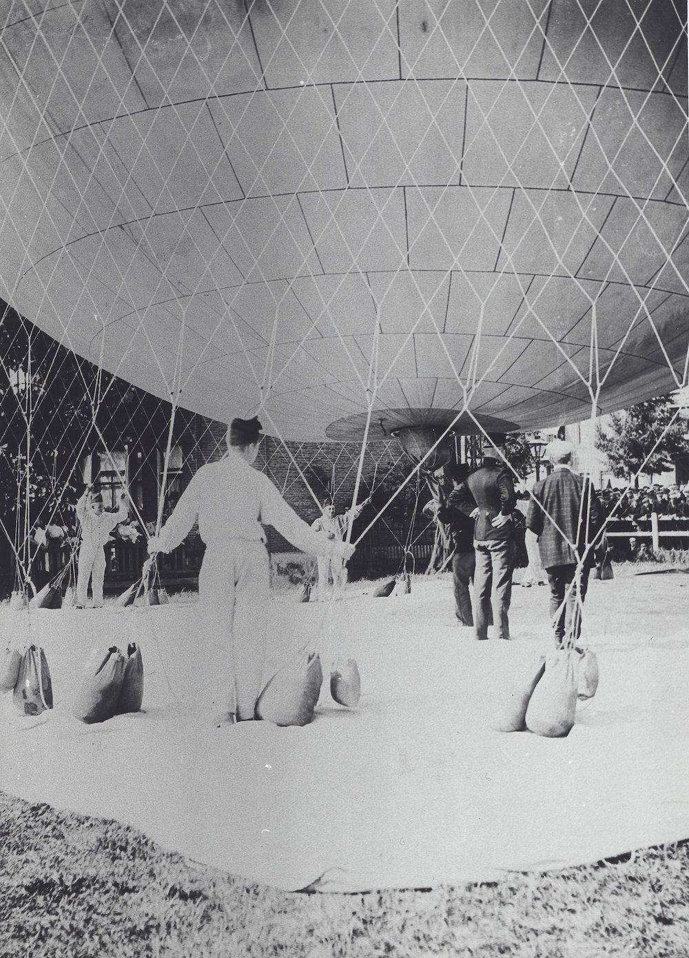 Oplaten van een ballon op het Suikerterrein in Utrecht door de 3e Compagnie Pioniers onder leiding van kapitein H Walaardt Sacr 1908