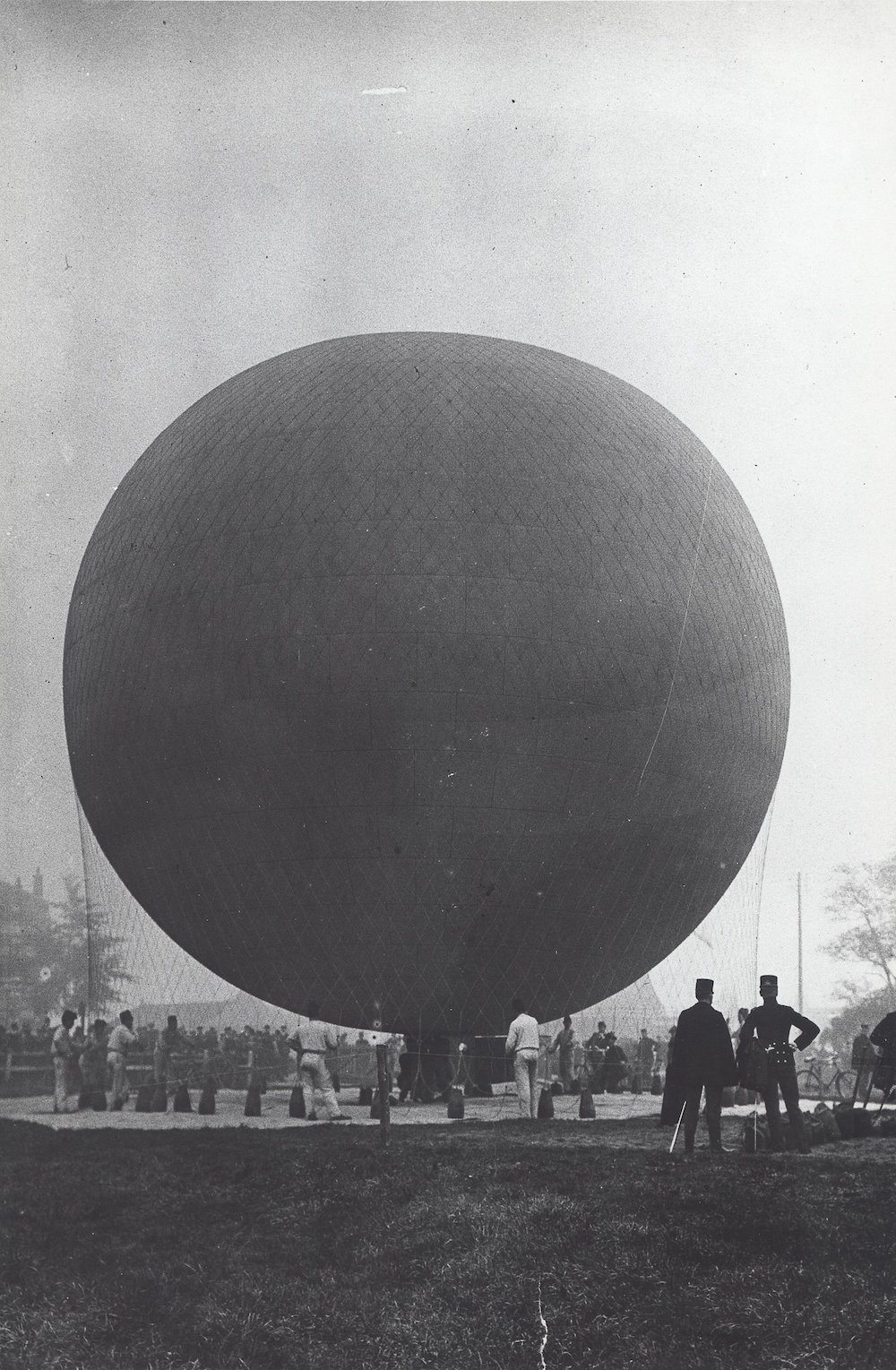 Oplaten van een ballon op het Suikerterrein in Utrecht door kapitein Walaardt Sacr 1908