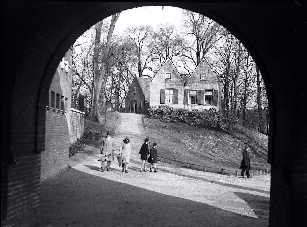 Manenburg FF van der Werf vanaf de onderdoorgang van het politiebureau Tolsteeg