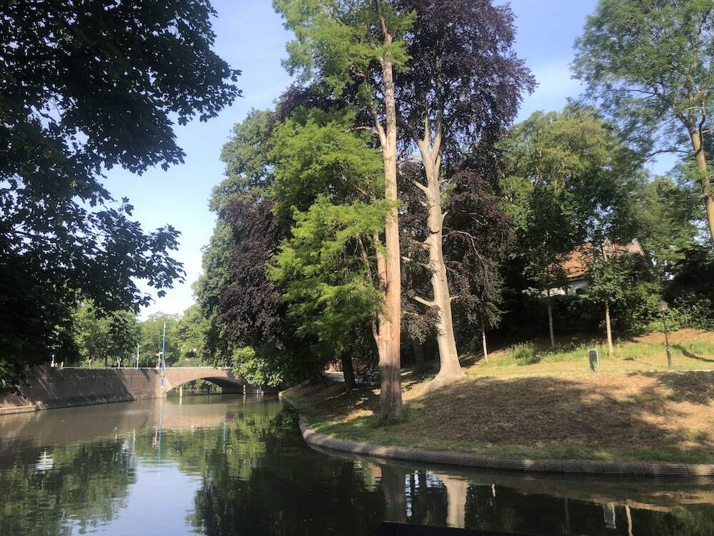 Manenburg vanaf het water van de Stadsbuitengracht