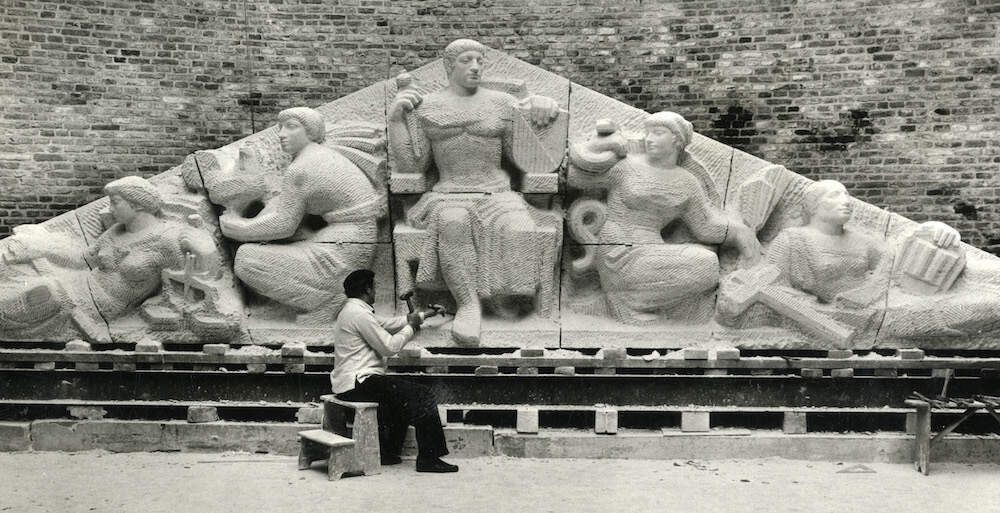 Pieter d Hont werkt aan tympaanversiering voor stadhuis 1957