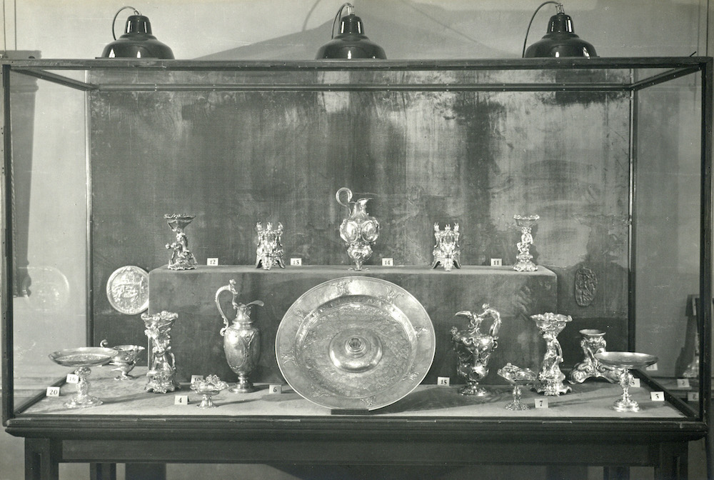 Vitrine met zilveren voorwerpen op de tentoonstelling Antiek Utrechts en modern Nederlands Zilver in Centraal Museum Pierik 1937 HUA