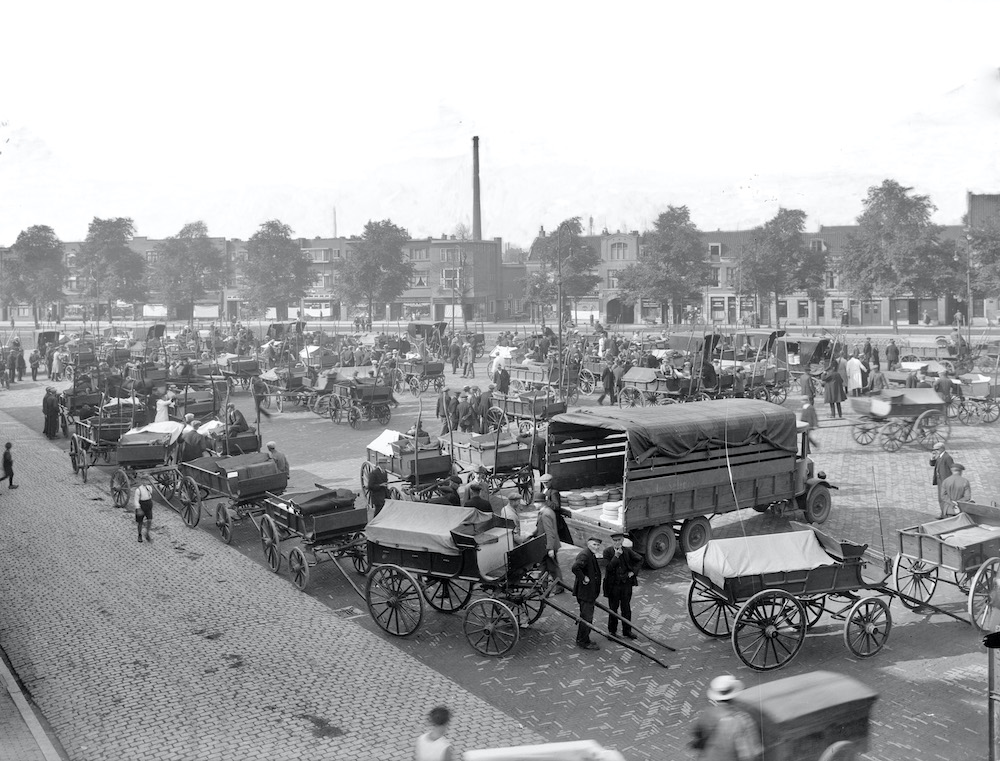 Gezicht op de kaasmarkt op het Paardenveld te Utrecht op de achtergrond de Catharijnesingel 1925 DOW HUA