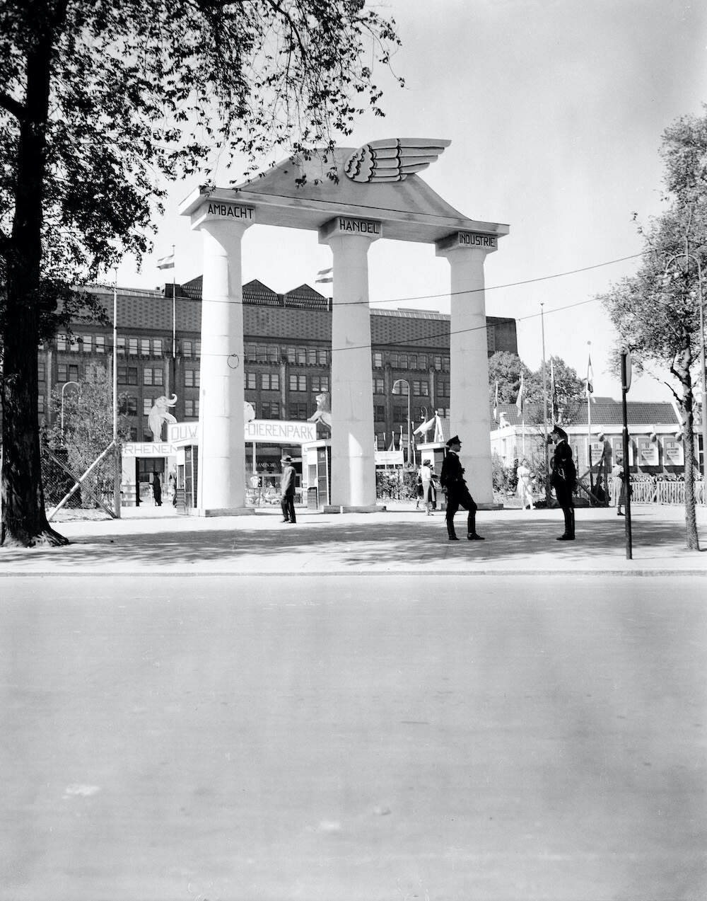 Jaarbeurs middenstandstentoonstelling De Drie Zuilen 1933