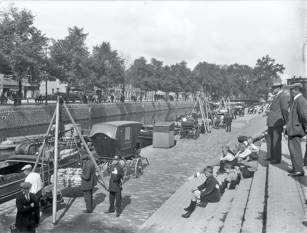 Wegen van de aangevoerde kazen op de kaasmarkt op het Paardenveld te Utrecht links de Stadsbuitengracht en de Catharijnesingel 1925 DOW