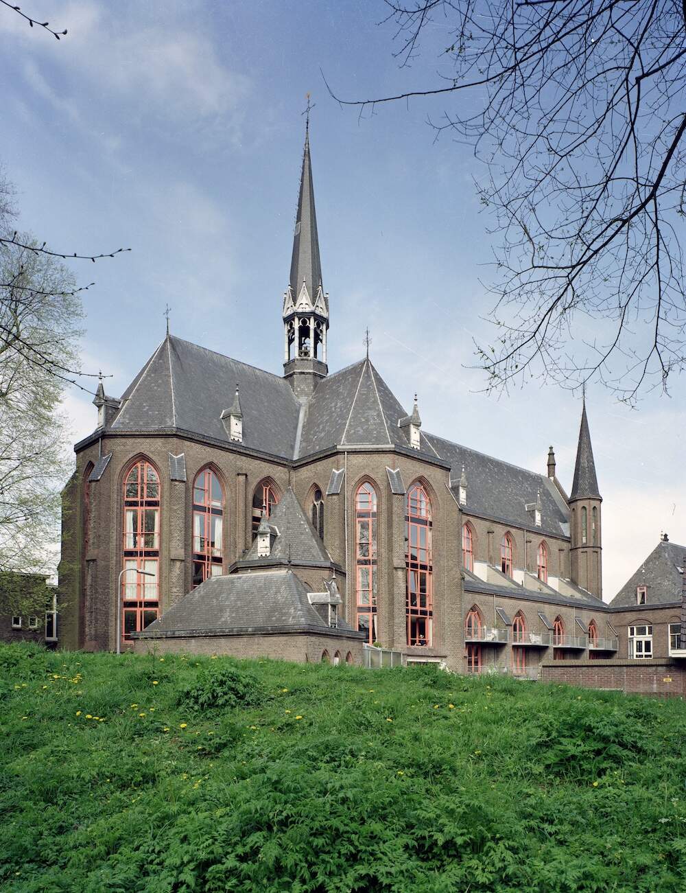 Tot appartementencomplex verbouwde St Martinuskerk vanaf het Pelmolenplantsoen