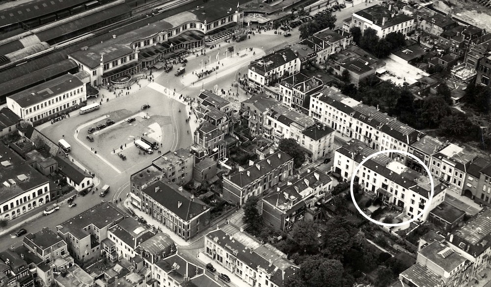 Luchtfoto van het Centraal Station van NS aan het Stationsplein te Utrecht rechts de Stationsstraat 1946