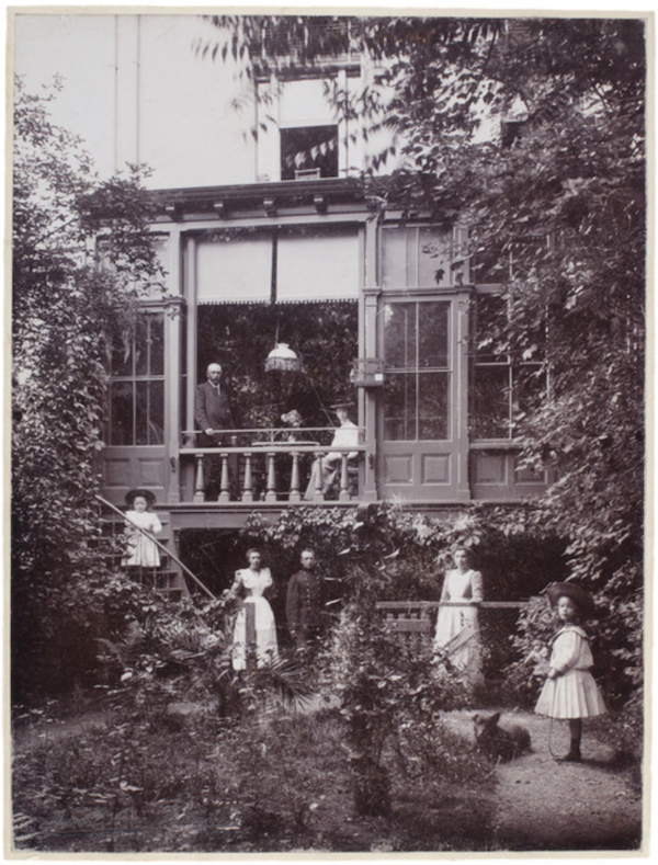 Portret van de familie van Beresteyn en hun personeel in de tuin van Stationsstraat 6