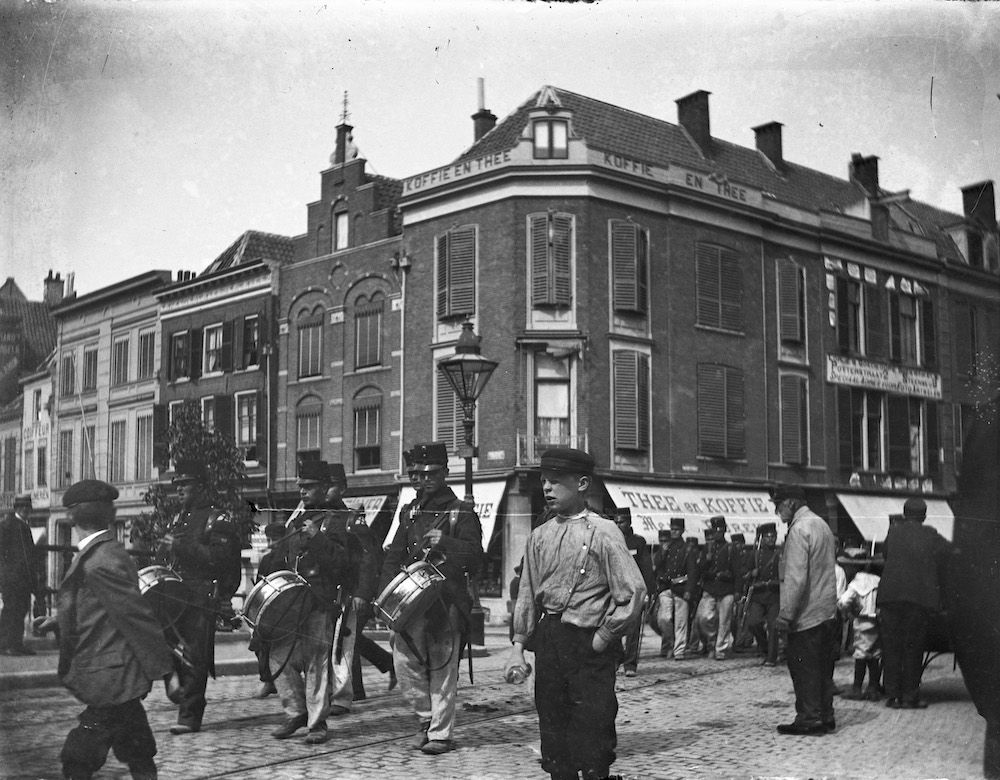 Afbeelding van een optocht van militairen op de Viebrug over de Oudegracht te Utrecht stond in Jaarboek Oud Utrecht 1930