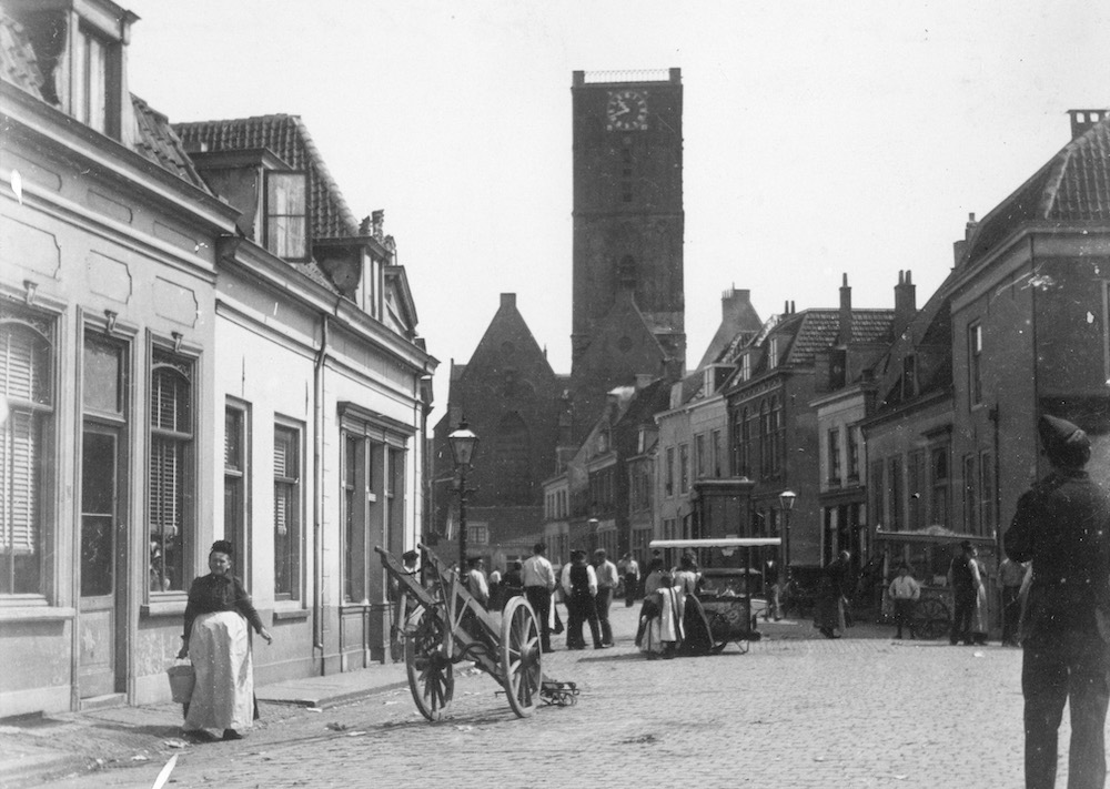 Gezicht in de Waterstraat te Utrecht met op de achtergrond de toren van de Jacobikerk 1904 moesman HUA