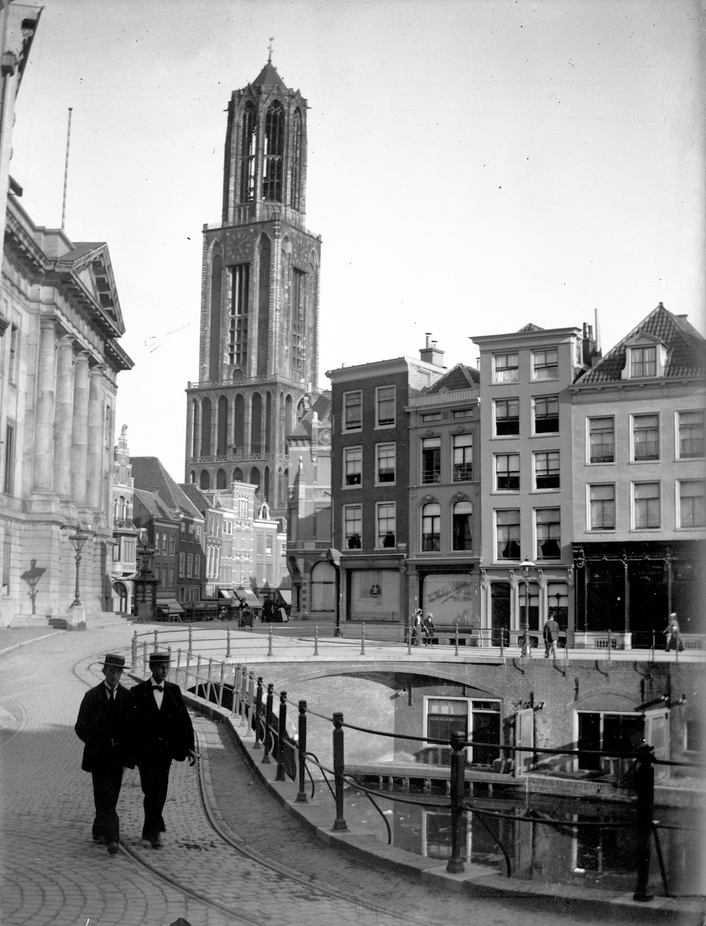 Gezicht op de Stadhuisbrug te Utrecht met op de achtergrond de Vismarkt en de Domtoren