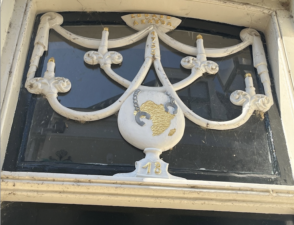 Het huis met de kandelaars en de gebroken ketenen en Afrika staat in de Lange Lauwerstraat