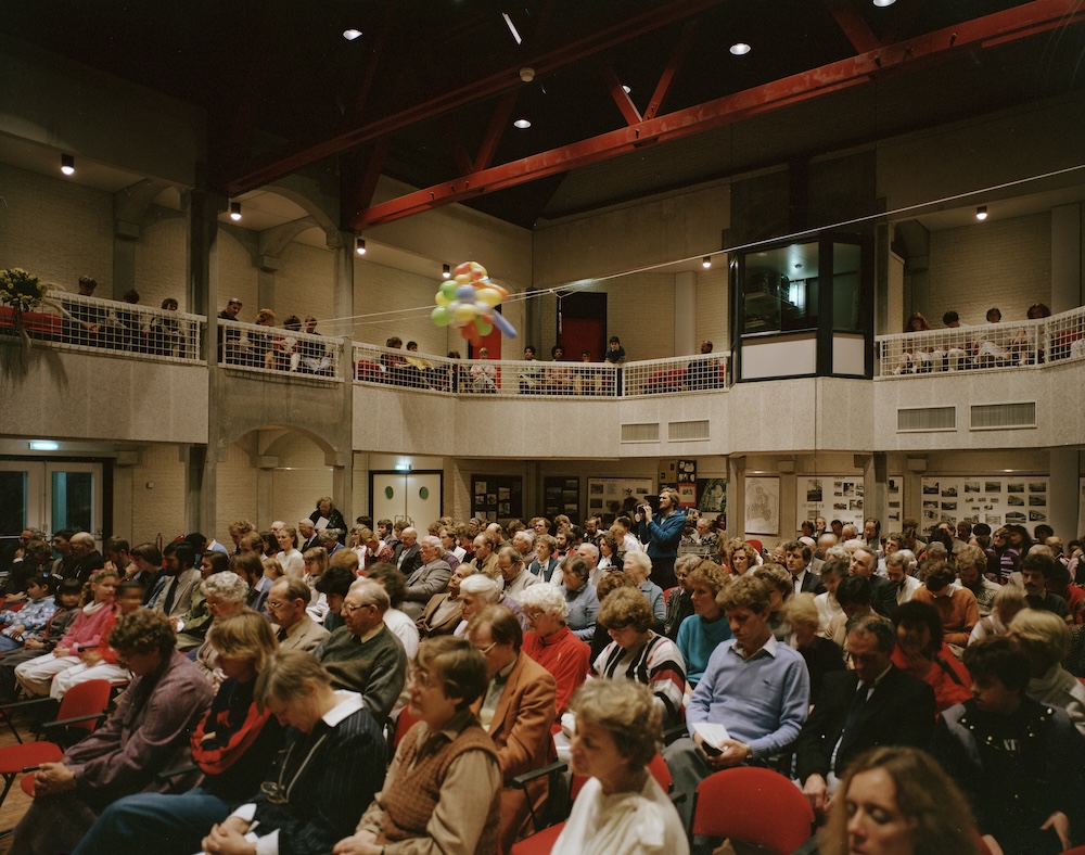 Interieur van het Sociaal Cultureel Centrum De Musketon concertzaal met publiek tijdens een muzikale opvoering 1984 HUA