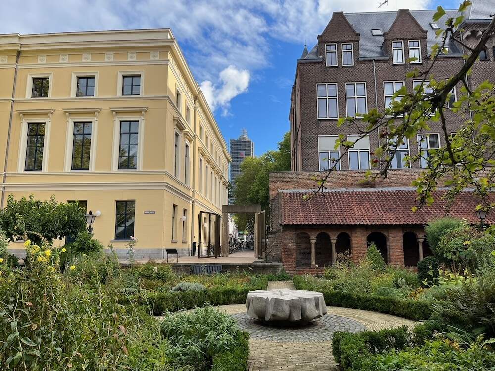 Gebouw van Kunsten en Wetenschappen Domtoren en Conservatorium vanuit de Pandhof Sinte Marie