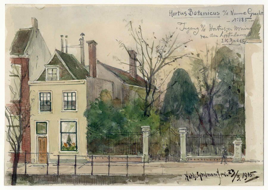 Gezicht op het hek van de Hortus Botanicus aan de Nieuwegracht met de voor en zijgevel van het huis van de hortulanus Grolman 1915 HUA