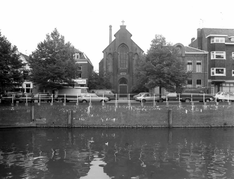 Gezicht op de Bemuurde Weerd OZ te Utrecht met de St Jacobuskerk