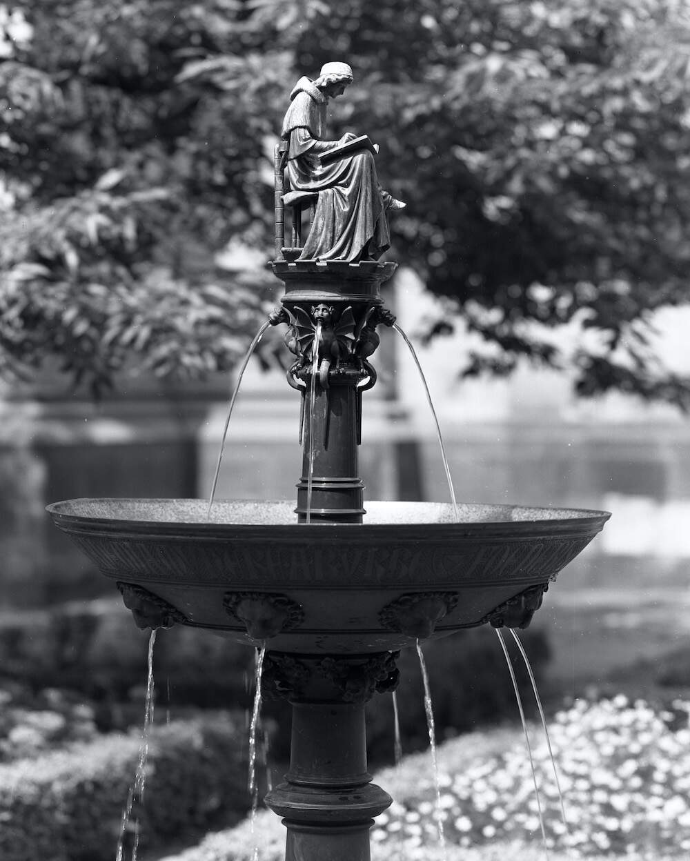 Fontein in de pandhof met het beeld van de kanunnik Hugo Wstinc de schrijver van het Rechtboek van de Domkerk Maandblad Oud Utrecht 1968