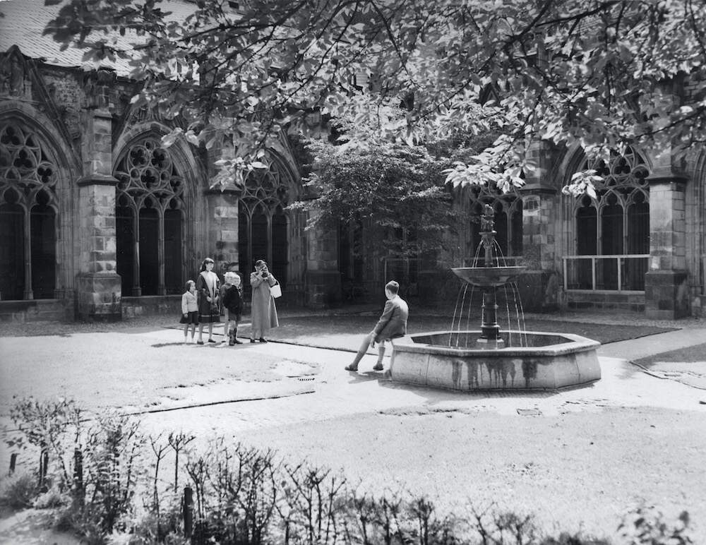 Gezicht in de pandhof van de Domkerk FF van der Werf 1950