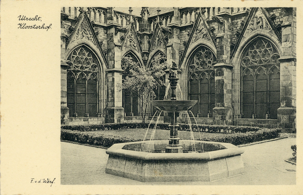 Gezicht op de fontein in de pandhof van de Domkerk FF van der Werf 1935 ansichtkaart