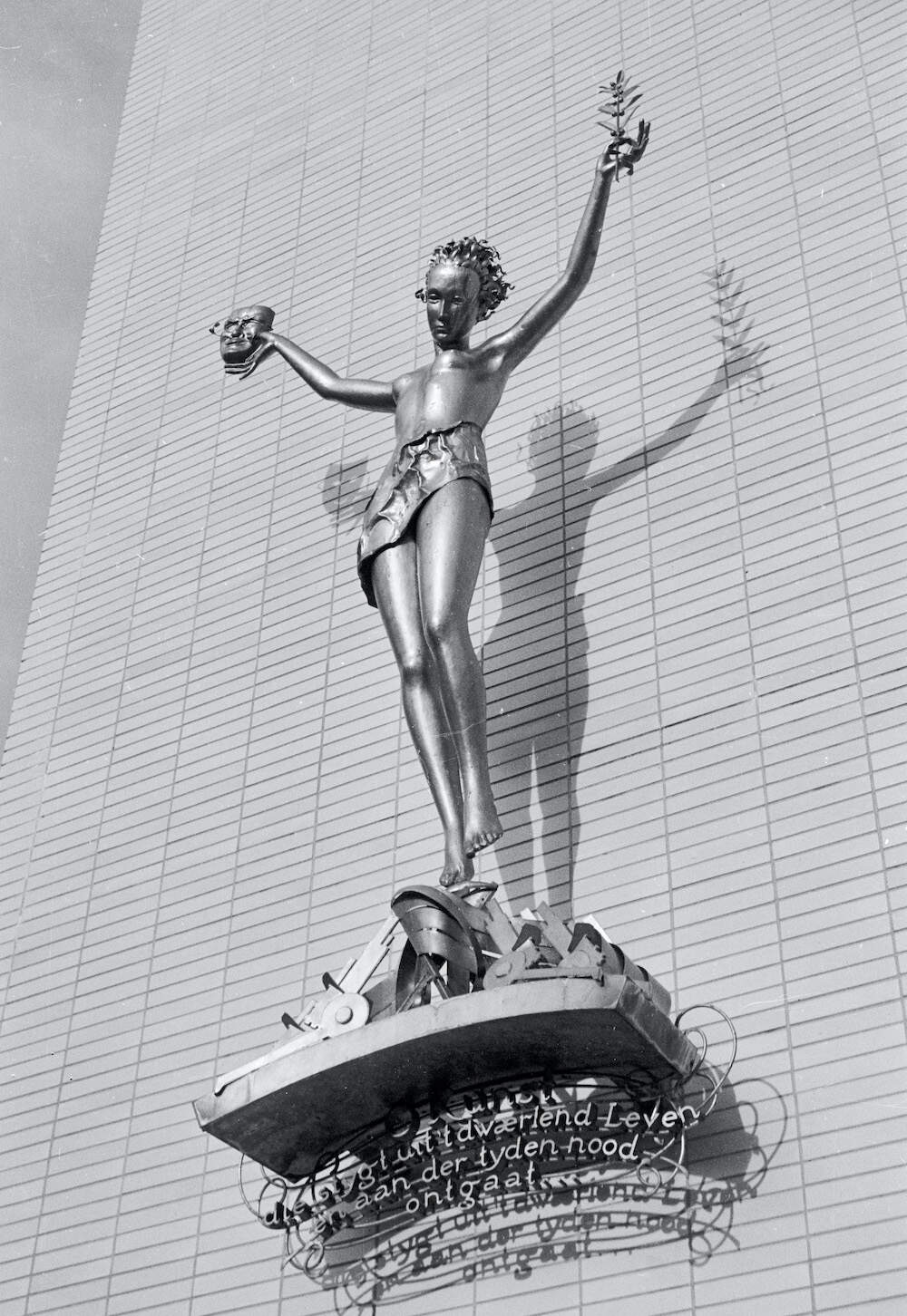 beeld Muze van de Utrechtse edelsmid Leo Brom aan de voorgevel van de Stadsschouwburg JosP 1948