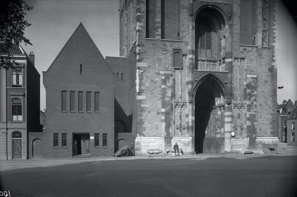 X81744 818047 Voet van de Domtoren met ontvangstgebouw 1942 Het Utrechts Archief