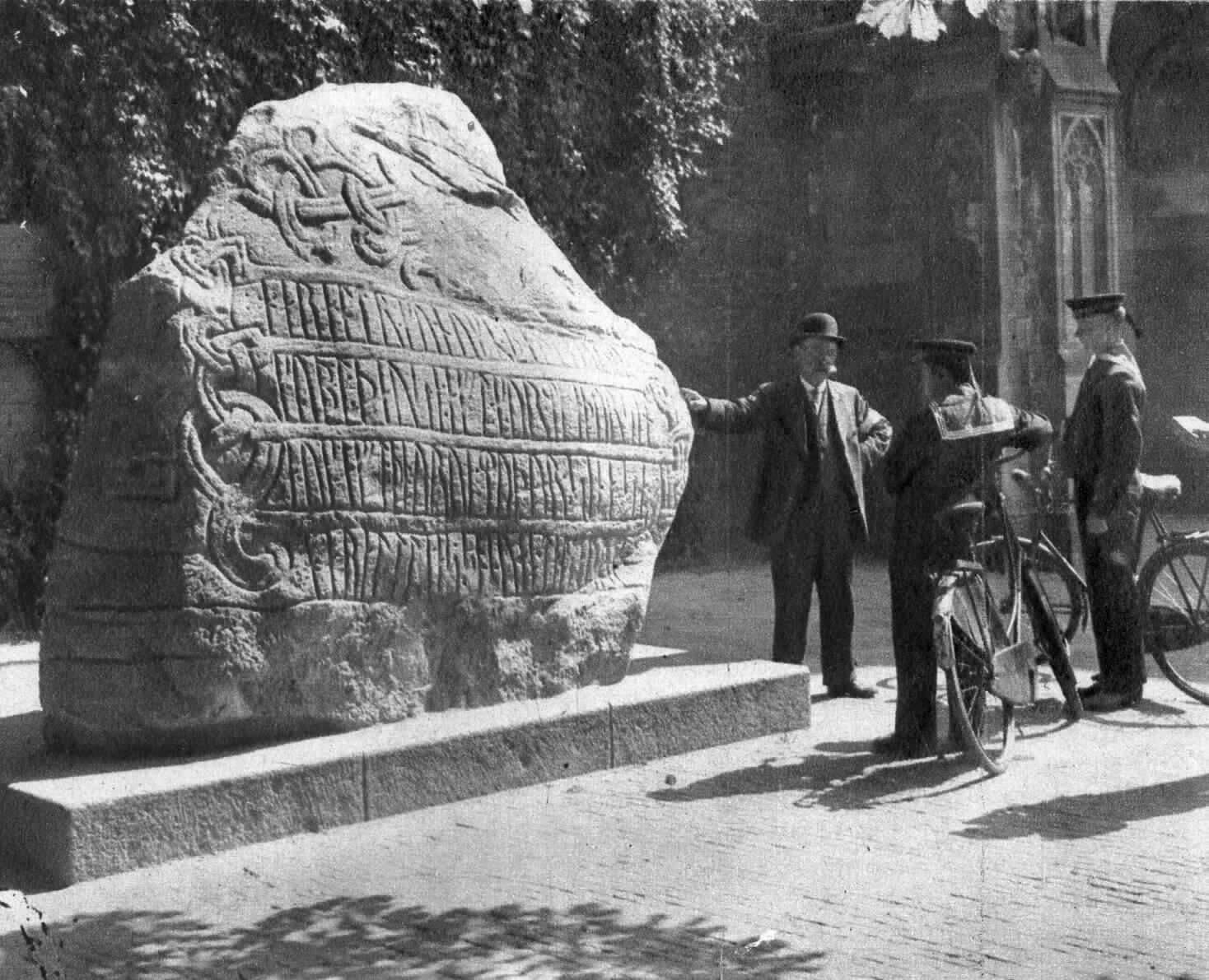 Afbeelding van de in 1936 geplaatste Runensteen op het Domplein te Utrecht 1940 Utrecht in woord en beeld