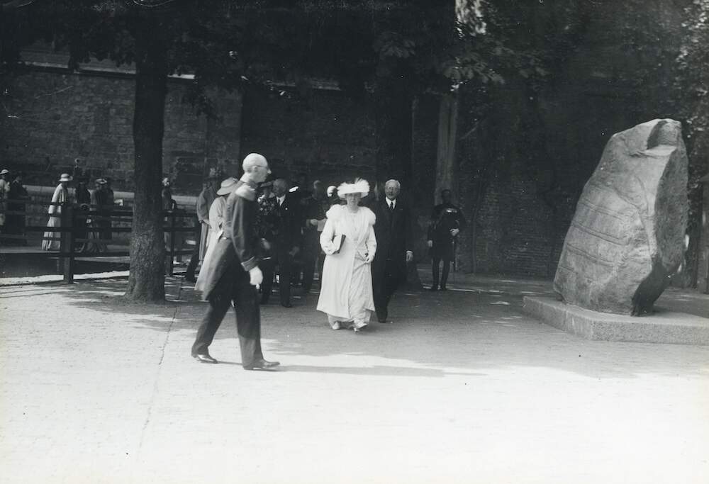 Koningin Wilhelmina op het Domplein te Utrecht na afloop van de plechtige herdenking van het 300 jarig bestaan