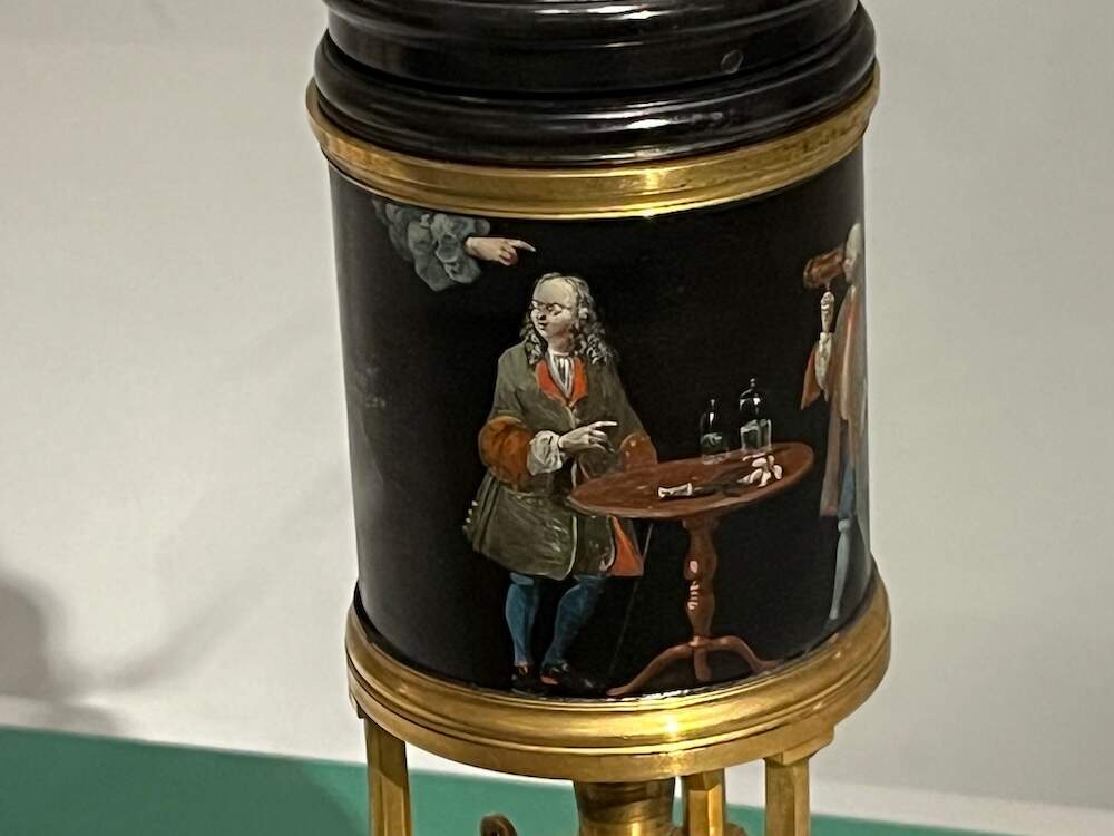 Microscoop met hand van God