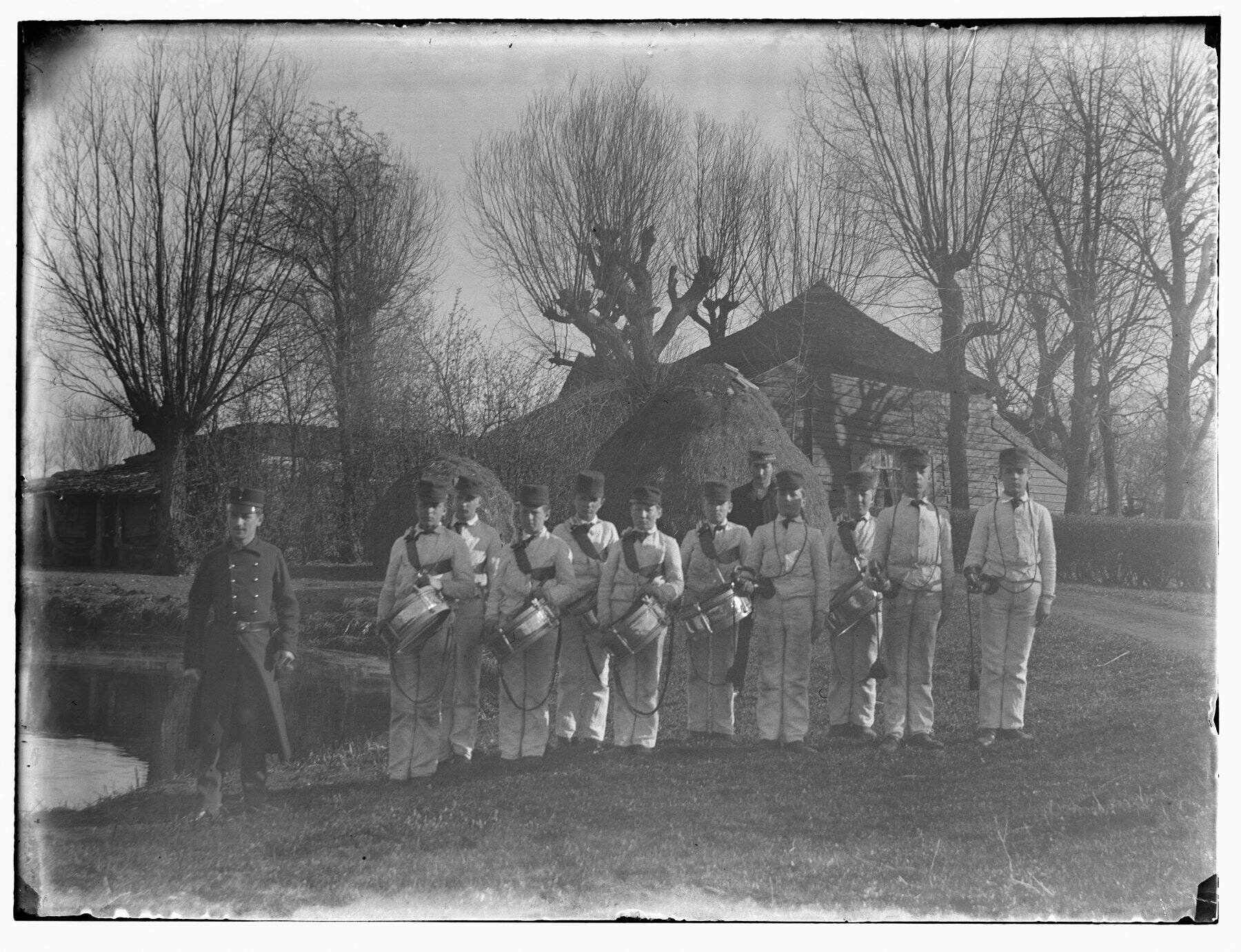 Tamboers en hoornblazers met instructeur Pupillenschool Nieuwersluis 1894 klein
